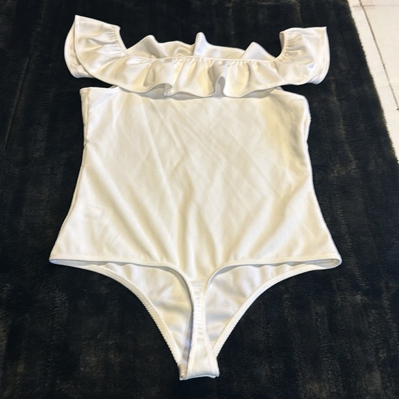 NWT Express white ruffle shirt off the shoulder w snap closure thong bottom - Picture 5 of 8